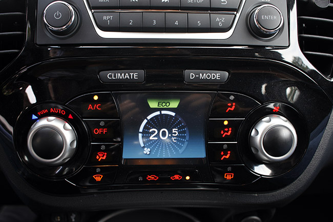 Nếu như ở chế độ điều hoàn Climate thì thông tin hiển thị theo màu đỏ và thông tin hiển thị ở màn hình chính giữa. Trong khi nếu ở chế độ lái D-Mode, các chữ sẽ hiển thị màu trắng, với các chế độ lái khác nhau như Normal/Sport/Eco