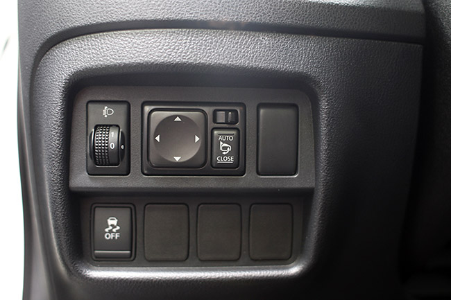 Nissan Juke vẫn được trang bị những thiết bị an toàn tiên tiến như hệ thống kiểm soát cân bằng động VDC (phía trên nút kích hoạt VDC là nút điều chỉnh độ cao đèn pha tùy theo khả năng quan sát của người lái), hệ thống phanh đĩa cả bốn bánh được hỗ trở bởi ABS/EBD/BA. Ngoài ra chiếc xe này còn có thêm hệ thống túi khí hàng ghế trước và hai bên, hệ thống thân xe giúp giảm thiểu tác hại khi va chạm