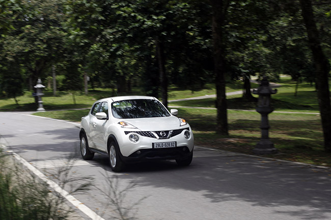 Nissan Juke 2015 tại Việt Nam có Trắng ngọc trai, Vàng, Xanh dương và Đỏ cùng giá bán 1,06 tỉ đồng cùng chế độ bảo hành 3 năm hoặc 100.00km tùy từng điều kiện