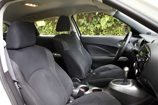 Bố trí khoang lái của Nissan Juke, vẫn giữ nguyên thiết kế nỉ cao cấp cùng bộ ghế lái khá ôm