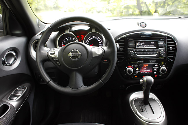 Góc nhìn từ vị trí người lái trong chiếc Nissan Juke. Điều đáng tiếc là Juke không có thêm hệ thống điều khiển hành trình Cruise Control (có lẽ do nhu cầu của một chiếc xe nhỏ nên thiết bị này không cần thiết? )
