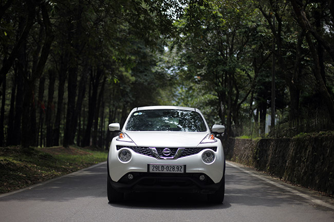 So với phiên bản cũ, Nissan Juke mới tại Việt Nam có thềm đèn pha thiết kế mới, đèn pha dạng chiếu và cụm đèn led chiếu sáng ban ngày hình mũi tên