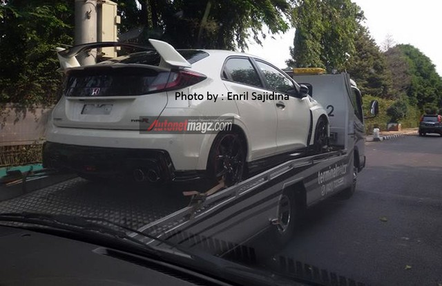 Honda Civic Type R được vận chuyển trên đường phố Indonesia.