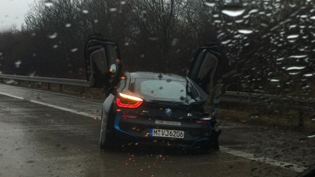 Vụ tai nạn BMW i8 đầu tiên trên thế giới khi xe đang trên đường cao tốc tại Đức, để chạy thử.