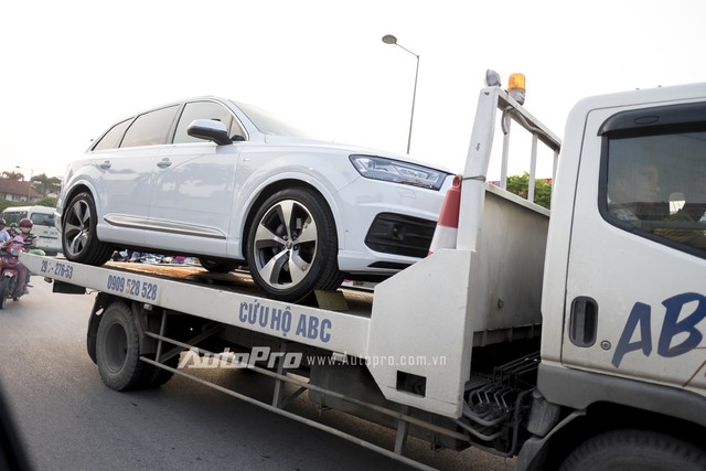 Phần đèn pha dẹt và vuông vắn tạo cảm giác gọn gàng hơn. Phía dưới hốc đèn sương mù đã được thay thế bằng radar cảm biến đường.