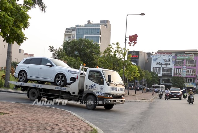 Audi Q7 thế hệ thứ hai trên xe chuyên chở.