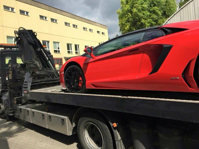 Chiếc siêu xe Lamborghini Aventador Roadster đầu tiên được nhập về Việt Nam có màu đỏ rực rỡ.