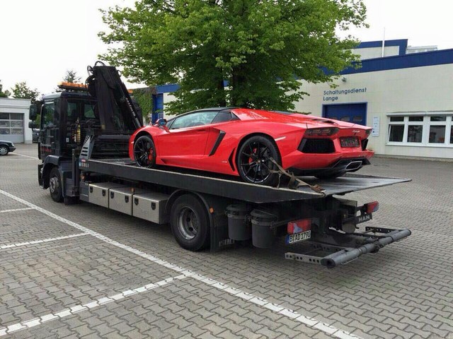 Siêu xe Lamborghini Aventador Roadster trên đường vận chuyển từ Đức về Việt Nam.