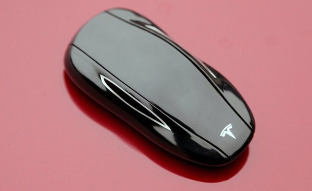 Chìa khóa của chiếc Tesla Model S cũng mô phỏng hình dáng của xe, tuy nhiên, thiết kế của nó bóng bảy và không thể nhìn thấy các nút chức năng.