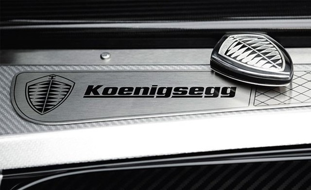 Chìa khóa siêu xe Koenigsegg (bên phải) được làm giống như logo của hãng.