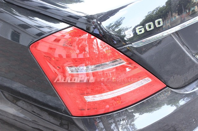 Xe được phát triển dựa trên Mercedes-Benz S600 nhưng dài và nặng hơn nhiều.