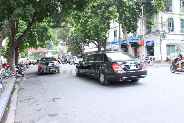 Cặp đôi Mercedes-Benz S600 Pullman Guard của Bộ Ngoại giao song hành trên đường Hà Nội.