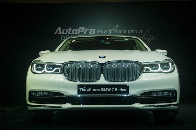 Thiết kế trên BMW series 7 2016 kết hợp giữa đường nét cổ diễn quen thuộc của luới tản nhiệt đôi hình quả thận cùng những công nghệ hiện đại như cụm đèn pha, hậu hay đèn chiếu sáng ban ngày dạng LED.