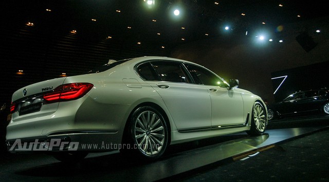 Ở thế hệ thứ 6, BMW trang bị nhiều công nghệ hiện đại cho chiếc sedan sang trọng của mình như hệ thống đèn chiếu sáng LED , hệ thống điều khiển bằng cử chỉ, máy tính bảng điều khiển từ hàng ghế sau, hay chìa khóa cảm ứng thông minh.