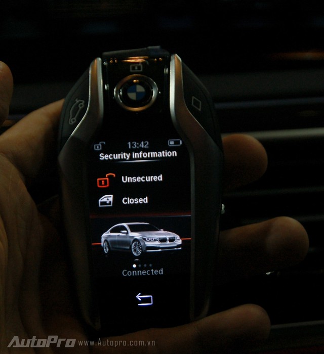 Tuy nhiên át chủ bài trong phong cách thiết kế trên BMW 7 series 2016 mà nhiều người mong đợi được khám phá nhất là chiếc chìa khóa cảm ứng thông minh. Một số chức năng cơ bản như bật điều hòa từ xa, hạ hay nâng kiếng xe từ ngoài, cùng nhiều thông số lái hiển thị ngay trên chìa khóa khá tiện lợi.