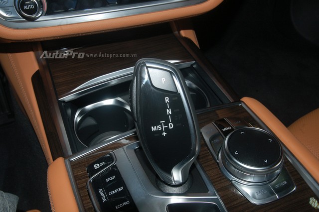 Trung tâm bệ cần số được ốp gỗ cao cấp. BMW 7 series thế hệ mới sử dụng hộp số tự động 8 cấp.