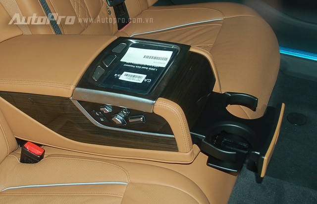 Điểm nhấn quan trọng cho hàng ghế sau là máy tính bảng điều khiển (BMW Touch Command).