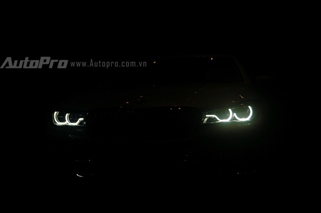 Hệ thống đèn chiếu sáng LED, có chức năng tự động điều chỉnh góc chiếu đèn pha, tự động điều khiển dải sáng và mở rộng góc chiếu sáng khi vào cua, đảm bảo tầm quan sát cho người lái nhất là vào ban đêm.