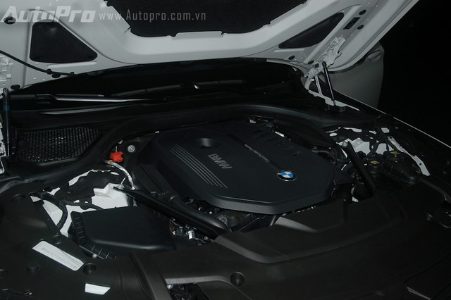 BMW 740Li thế hệ mới tại Việt Nam được trang bị động cơ 6 xi-lanh, tăng áp kép, dung tích 3.0 lít, sản sinh công suất cực đại 326 mã lực, mô-men xoắn cực đại 450 Nm. Hộp số tự đồng 8 cấp. 740 Li mất khoảng 5,5 giây để tăng tốc lên 100 km/h từ vị trí xuất phát, trước khi đạt vận tốc tối đa 250 km/h.