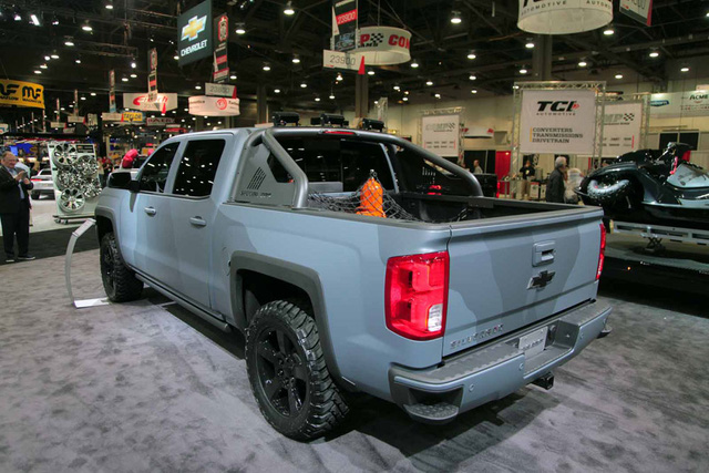 Chưa hết, Chevrolet Special Operations Silverado còn được sơn màu ngoại thất lấy cảm hứng từ hải quân mang tên Razzle Dazzle gồm những họa tiết hình khối phức tạp và màu đối lập.