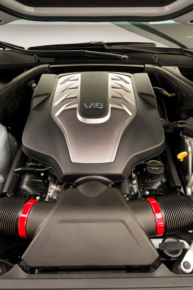 Tại thị trường Bắc Mỹ, Genesis G90 được trang bị 2 loại động cơ khác nhau. Đầu tiên là động cơ xăng V6, tăng áp kép, dung tích 3,3 lít, sản sinh công suất tối đa 265 mã lực. Thứ hai là động cơ xăng V8, dung tích 5.0 lít với công suất tối đa 420 mã lực và mô-men xoắn cực đại 509 Nm.
