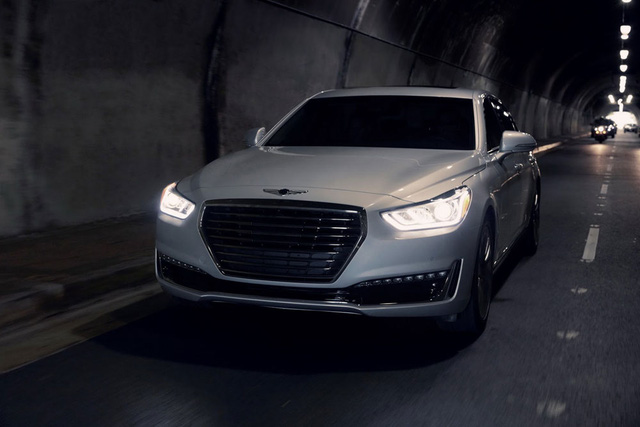 Theo ông Dave Zuchowski, CEO của Hyundai Bắc Mỹ, Genesis G90 sẽ lập tức khiến người ngắm liên tưởng đến những dòng xe sang như Mercedes-Benz S-Class. Trên đầu xe có lưới tản nhiệt nổi bật, cụm đèn pha LED toàn phần, dải đèn LED chiếu sáng ban ngày. Tuy nhiên, so với Mercedes-Benz S-Class, Genesis G90 hứa hẹn sở hữu giá bán thấp hơn hẳn để dễ dàng lôi kéo khách hàng.