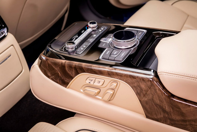 Khi bước vào bên trong Genesis G90, ngoài ghế, người sử dụng có lẽ còn chú ý đến màn hình 12,3 inch nổi bật trên bảng táp-lô. Tiếp đến là hệ thống âm vòm Lexicon Premium Sound System với 17 loa và loa trầm 10 inch.