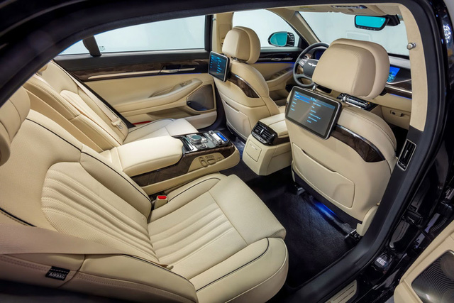 Đằng sau là ghế chỉnh điện 12 hướng trên Genesis G90 V8. Ghế có thể trượt hay ngả để mang đến cảm giác thoải mái nhất cho người ngồi. Ngoài ra, trên tựa ghế trước còn có 2 màn hình 9,2 inch để hành khách tìm kiếm thông tin hoặc giải trí.