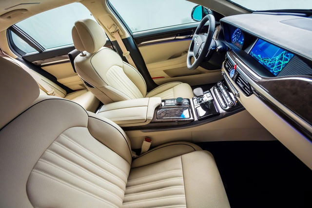 Tất nhiên, với những mẫu xe như Genesis G90, khả năng vận hành và an toàn không phải là mọi thứ. Bên cạnh đó, Genesis G90 còn gây ấn tượng với trang thiết bị tiện nghi bên trong xe. Để cạnh tranh với Mercedes-Benz S-Class, BMW 7-Series và Audi A8, Genesis G90 đi kèm ghế người lái chỉnh điện 22 hướng. Đệm lưng và vai ghế dành cho người lái đều có thể tùy chỉnh. Trong khi đó, ghế phụ lái có thể chỉnh điện 16 hướng.