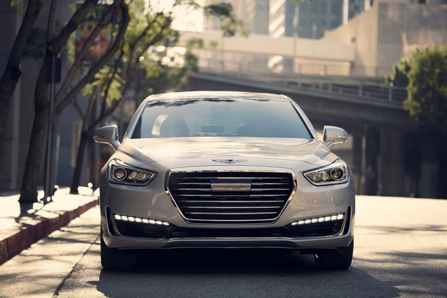 Động cơ V8 giúp Genesis G90 tăng tốc từ 0-100 km/h trong 5,7 giây, chậm hơn 1 giây so với Mercedes-Benz S500.