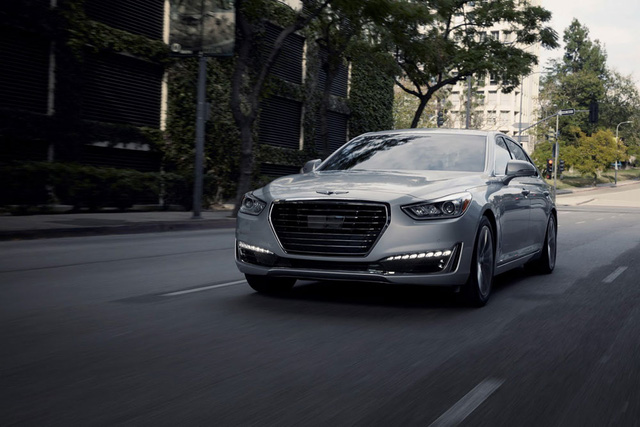 Trong triển lãm Detroit 2016, hãng Hyundai đã chính thức giới thiệu nhãn hiệu xe sang Genesis mới thành lập. Đồng thời, Hyundai cũng trình làng luôn mẫu sedan hạng sang đầu bảng Genesis G90 tại thị trường Bắc Mỹ. Trước đó, vào cuối năm 2015, Genesis G90 đã từng ra mắt tại thị trường Hàn Quốc dưới cái tên EQ900.
