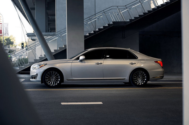 Hiện giá bán của Genesis G90 tại thị trường Mỹ chưa được công bố. Xe sẽ có 5 phiên bản màu sơn ngoại thất là trắng, đen, nâu, bạc và xám.