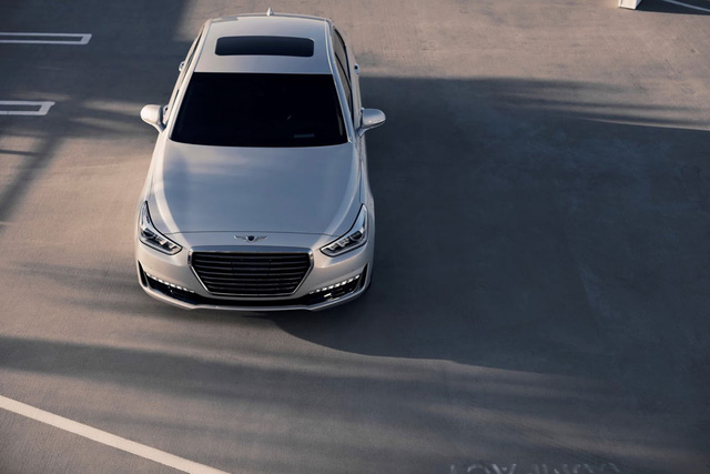 Nguyên nhân là do Genesis G90 có những công nghệ an toàn tiêu chuẩn như phanh khẩn cấp tự động, phát hiện người đi bộ, phát hiện điểm mù, hỗ trợ duy trì làn đường, cảnh báo giao thông phía sau, cảnh báo khi người lái thiếu tập trung và màn hình đa góc 360 độ. Nếu muốn, người mua Genesis G90 có thể chọn thêm màn hình hiển thị thông tin trên kính chắn gió với kích thước tăng từ 7,4 inch lên 9,7 inch.