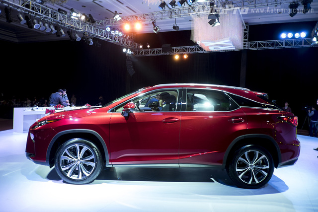 So với thế hệ trước, Lexus RX mới dài hơn 120 mm, nâng chiều dài tổng thể lên 4.890 mm. Chiều dài cơ sở lớn hơn, đường kính lốp xe mở rộng với vành hợp kim nhôm 20 inch 5 chấu kép.