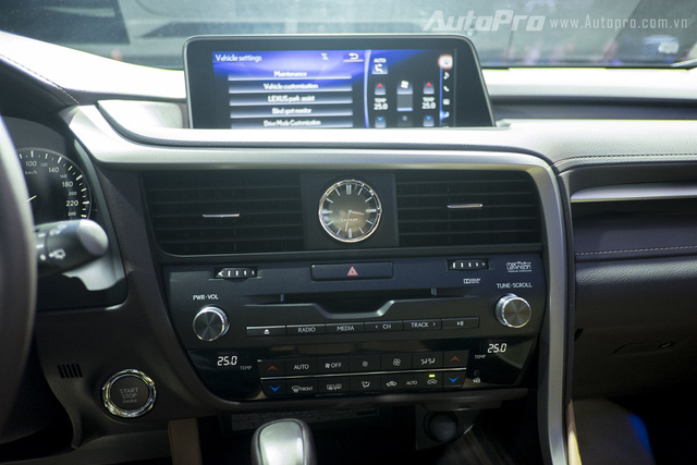 Màn hình 12,3 inch trên Lexus RX350 2016 được đặt ở vị trí trung tâm của bảng điều khiển. Ngoài ra, xe còn có màn hình hiển thị thông tin trên kính chắn gió HUD với kích thước lớn. Bên dưới là đồng hồ cơ thường gặp ở những mẫu xe hạng sang.