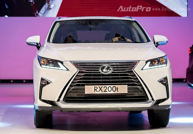 Lexus RX200t 2016 sử dụng động cơ 4 xy-lanh, tăng áp, phun xăng trực tiếp D-4ST, dung tích 2.0 lít và cùng hộp số tự động 6 cấp ECT. Động cơ tích hợp hệ thống dừng và khởi động xe thông minh, sẽ tự động tắt máy trong lúc xe dừng lại tạm thời. Động cơ cho công suất tối đa 234 mã lực tại 4.800-5.600 vòng/ phút và mô-men xoắn cực đại 350 Nm tại 1.650-4.000 vòng/ phút.