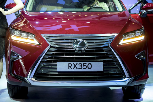 Có thể dễ dàng nhận ra Lexus RX 2016 nhờ cụm đèn pha LED kèm dải đèn chạy ban ngày và đèn xi-nhan chữ L.
