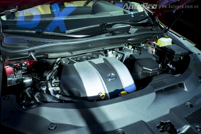 Lexus RC350 2016 được trang bị động cơ V6, phun xăng trực tiếp D-4S, dung tích 3,5 lít mới, sản sinh công suất tối đa đạt 295 mã lực tại 6.300 vòng/ phút và mô-men xoắn cực đại 370 Nm tại 4.600-4.700 vòng/ phút.