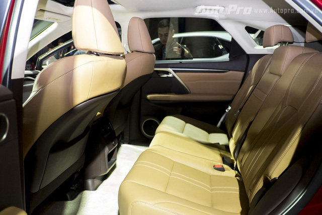 Khoang ghế sau của Lexus RX mới rộng rãi không kém mẫu sedan hạng sang cỡ lớn LS. Ghế sau có thể điều chỉnh điện để ngả hoặc gập phẳng để tăng thêm thể tích khoang hành lý.