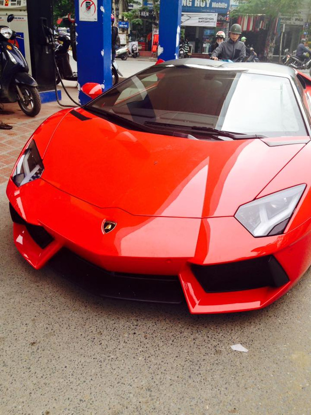 Chiếc siêu xe Lamborghini Aventador Roadster xuất hiện tại cây xăng ở Hải Phòng. Ảnh: Tân Nguyễn/Otofun
