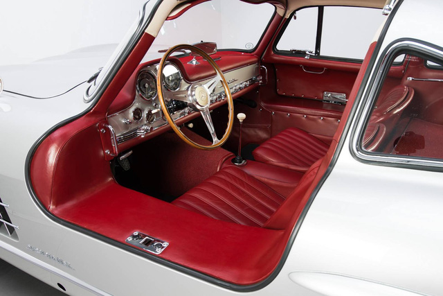 Khi đến tay chủ mới, chiếc Mercedes-Benz 300 SL đời 1954 vẫn còn những phụ kiện nguyên bản như tấm ốp gầm, dụng cụ sửa chữa, sách hướng dẫn và vo lăng Nardi tùy chọn. Bên cạnh đó là hộp số 4 cấp. Có thể nói, đây là một trong những chiếc Mercedes-Benz 300 SL nguyên vẹn và đẹp nhất trên thị trường.