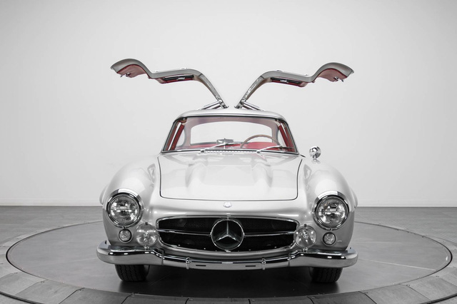 Sở hữu hệ thống cửa cánh chim Gullwing nổi tiếng và kiểu dáng coupe, Mercedes-Benz 300 SL là một trong những chiếc xe được sưu tầm nhiều nhất trên thế giới. Điều này dẫn đến việc các nhà sưu tập sẵn sàng bỏ ra những số tiền lớn bất ngờ chỉ để sở hữu một chiếc Mercedes-Benz 300 SL huyền thoại.
