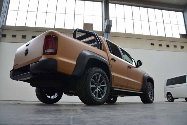 Volkswagen Amarok V8 Passion Desert Edition gây ấn tượng với bộ cánh ngoại thất 2 màu đen và cam mờ. Trong đó, khung bảo vệ đầu xe và hốc bánh loe ra đều được sơn màu đen đối lập.