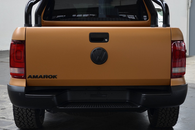 Bên cạnh đó là bộ vành hợp kim BBS 20 inch và lốp chạy off-road mang nhãn hiệu Cooper. Chưa hết, Volkswagen Amarok V8 Passion Desert Edition còn có bậc cửa lên xuống, khung bảo vệ khi lật roll cage và huy hiệu màu đen mới.