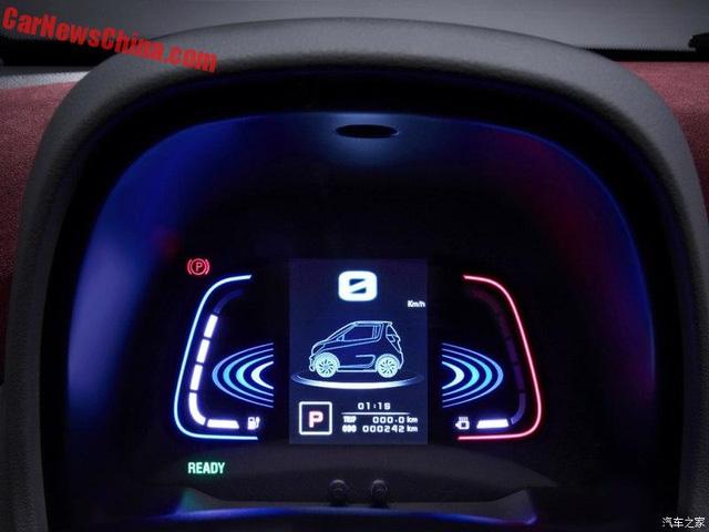 Đằng sau vô lăng có cụm đồng hồ dạng kỹ thuật số toàn phần với hình ảnh Zotye E200 EV ở giữa.