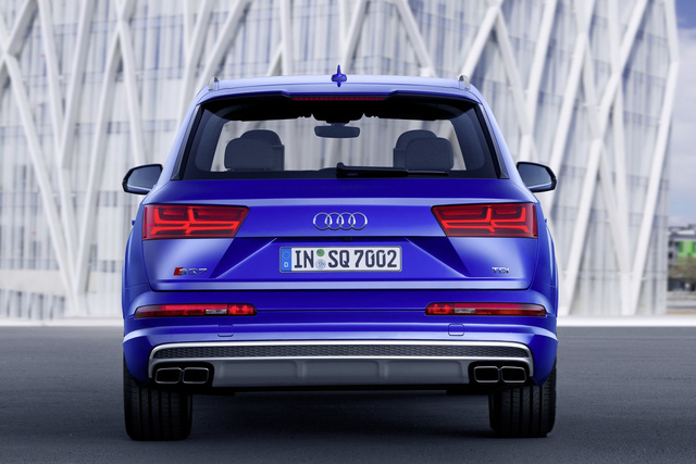 Chưa hết, các kỹ sư của hãng Audi còn tái thiết kế hộp số Tiptronic 8 cấp dành cho SQ7 TDI 2017. Hộp số hứa hẹn có khả năng sang số nhanh hơn và giúp tiết kiệm nhiên liệu đáng kể.