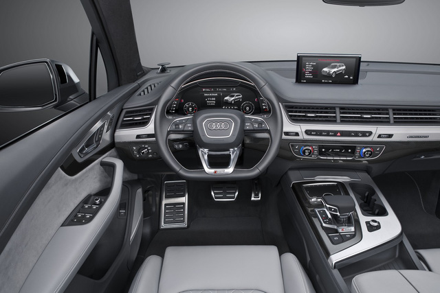 Tiếp đến là gói Driving Dynamics bao gồm bộ vi sai thể thao, hệ thống cân bằng chống lật cơ điện tử linh hoạt và hệ thống lái 4 bánh. Đèn LED là trang thiết bị tiêu chuẩn của Audi SQ7 TDI 2017. Trong khi đó, đèn pha LED ma trận thuộc danh sách trang thiết bị tùy chọn.