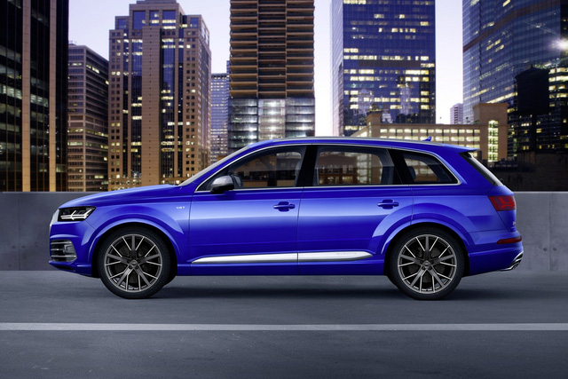 Về trang thiết bị, Audi SQ7 TDI 2017 có bộ vành hợp kim 20 inch, kết hợp với lốp 285/45. Nếu chi thêm tiền, khách hàng có thể mua Audi SQ7 TDI 2017 sử dụng vành 22 inch.