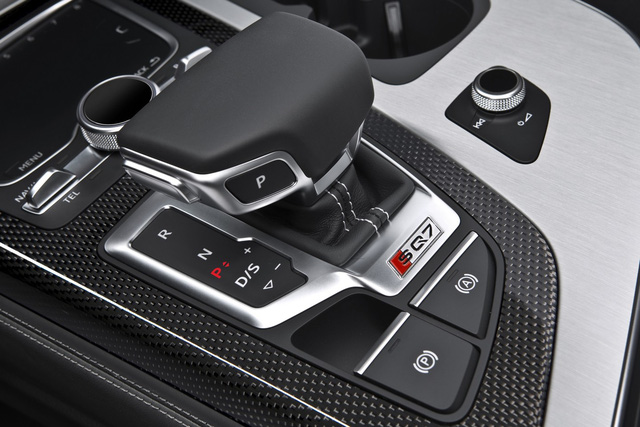 Không chỉ là mẫu SUV máy dầu mạnh nhất thế giới, Audi SQ7 TDI 2017 còn nhẹ nhất phân khúc và có hệ số lực cản không khí chỉ 0,34 Cd. Khách hàng có thể mua Audi SQ7 TDI 2017 phiên bản 5 và 7 chỗ tùy thích. Audi SQ7 TDI 2017 có đầy đủ những tính năng như Q7 thông thường.