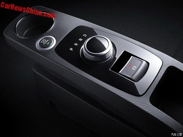 Không dừng ở đó, Zotye E200 EV còn có núm xoay chọn số gợi liên tưởng đến xe sang Jaguar và Land Rover trên cụm điều khiển trung tâm. Trên núm xoay và nút bấm khởi động máy, bên dưới là phanh đỗ điện tử.